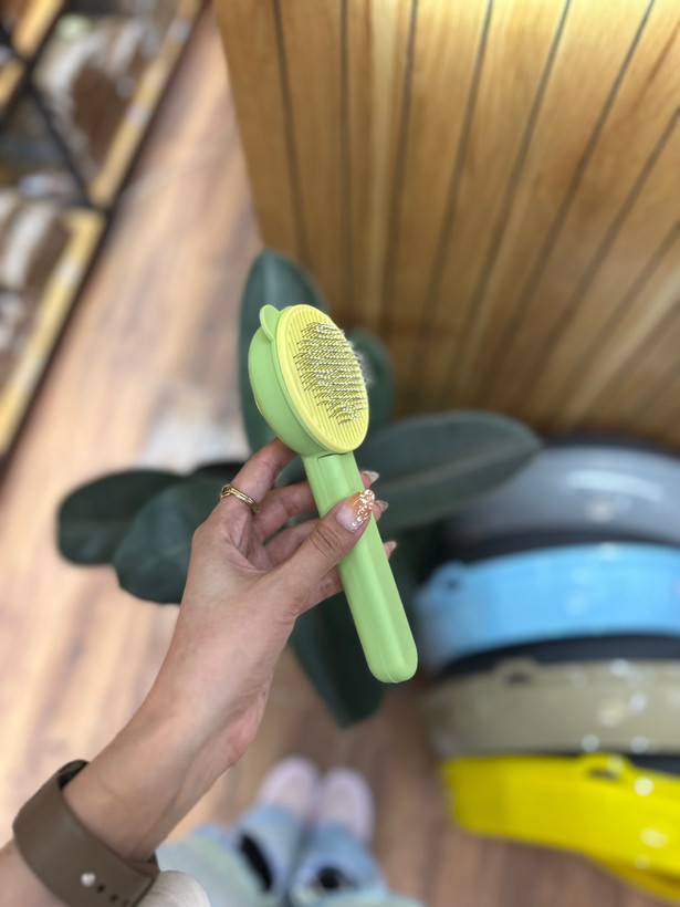 شانه سگ و گربه دارای دکمه تخلیه